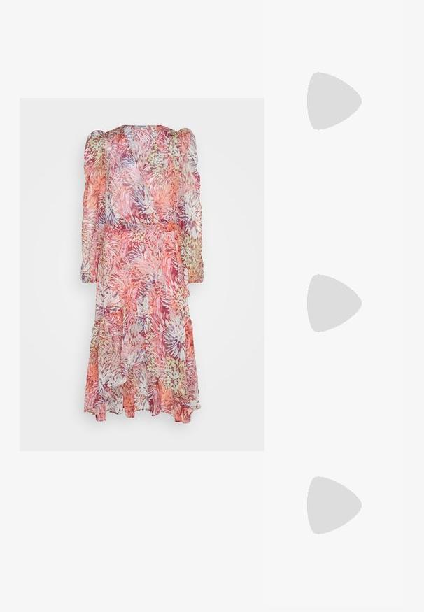 Blomsterprint, gjennomsiktig innpakningskjole i rosa, oransje og lavendeltoner; lange puffede ermer med volangkant og et stoffbelte i midjen.; Anna Field by Zalando Klassiske pumps - white; Runde solbriller med mørke linser og guldrammer. Modellen har en lyseblå, ribbet cardigan med knapper og kontrast hvide ærmer på.; Michael Kors håndleddsveske i beige belagt kanvas med et gjentakende MK-logo mønster, gullfarget maskinvare og en avtakbar kjede-rem.