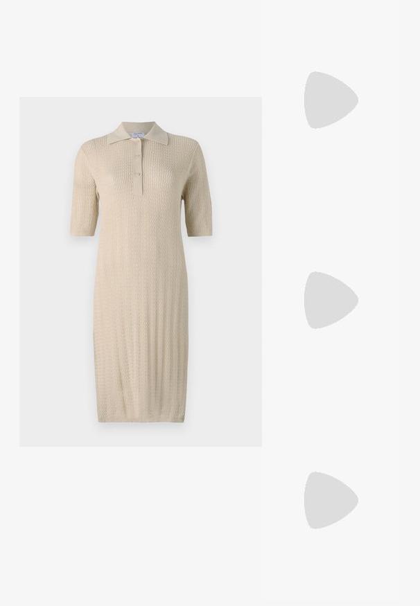 Strickkleid in Creme mit kurzen Ärmeln, Polokragen und Knopfleiste. Verfügt über ein strukturiertes Muster, das vertikal entlang des Stoffes verläuft.; Braune Ledersneaker mit kontrastierenden weißen Gummisohlen, die schwarze Rautenmuster und MCM-Logos an der Seite aufweisen. Mit Schnürsenkeln und einer Rücklasche.; Frau mit glattem, nach hinten gekämmtem Haar trägt ein beiges Poloshirt mit kurzen Ärmeln aus Strick und hält eine beige, gemusterte Leder-Clutch mit goldenem Verschluss und Kette.; Braune Lederbörse mit Reißverschluss, die schwarze MCM-Logo-Muster und Diamantakzente auf einer glatten Oberflächenstruktur aufweist.