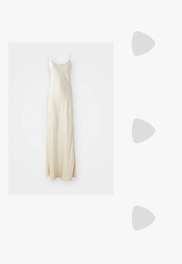 Vestido maxi de satén en color crema con tirantes finos, que presenta una silueta fluida y un leve corte en A. Textura suave, diseño minimalista.; Sandal de tacón alto de paja trenzada en tono marrón, con detalles de flecos y acentos en azul, que presenta una puntera abierta redondeada y un tacón stiletto afilado.; Bolso de mano de cuero blanco con un acabado texturizado, que cuenta con una correa de cadena dorada y acentos negros. Incluye un bolsillo frontal y cierre de cremallera.; Pendientes de aro de metal en tono dorado con una forma curva y alargada. Presentan una superficie lisa y brillante y una punta redondeada para mayor detalle.