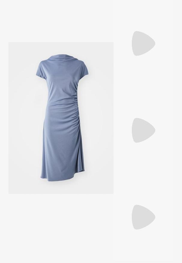 T-shirt bianco in cotone con scollo rotondo, maniche corte con dettagli a taglio e design aderente. Tessuto liscio, minimalismo nei dettagli.; Abito a maniche corte in tessuto azzurro chiaro, con scollo a cowl e arricciature laterali, dalla silhouette rilassata e lunghezza al ginocchio.; Sandalo in pelle nera con cinturini sottili, tacco basso a blocco e punta quadrata. Presenta una chiusura con fibbia e una superficie liscia.; Occhiali da sole tartarugati con una montatura spessa e rettangolare. Lenti scure e dettagli in tonalità oro sulle tempie. Finitura liscia e lucida.; Clutch bianco con texture e design arricciato, dotato di una tracolla in catena dorata. Finitura liscia con leggere ondulazioni e bordi arrotondati.; Orecchini in perla argentata con forma curva a fagiolo. Superficie liscia e lucida, fissati con chiusura a perno e retro.