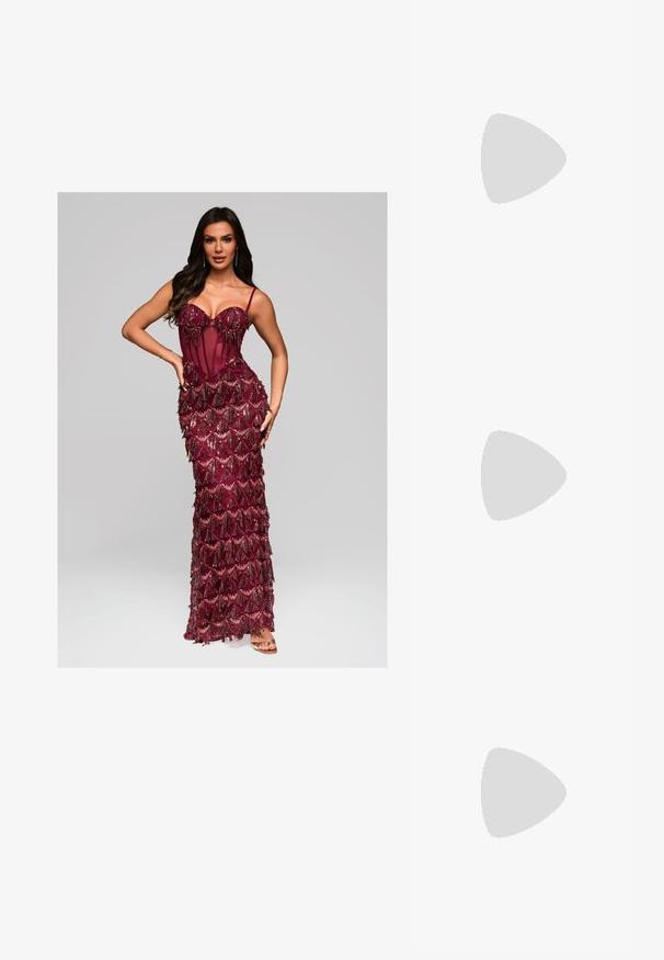 Robe de soirée bourgogne avec un corsage ajusté, des accents transparents et des franges superposées en perles et sequins. Bretelles spaghetti réglables.; Escarpins slingback en cuir verni beige avec un bout pointu et un nœud décoratif sur le devant. Comprennent un talon bas et fin ainsi qu'une texture lisse.; Sac à main en cuir crème avec une forme de croissant, quincaillerie dorée, accents noirs et une bandoulière amovible. Présente un détail en chaîne et une étiquette.; Ensemble de boucles d'oreilles dorées comprenant trois paires : des clous ovales texturés, des clous au design ondulé et de grandes boucles d'oreilles avec des nervures superposées.