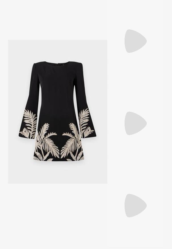 Top senza maniche nero con texture a righe verticali, colletto arricciato e orli grezzi alle maniche e all'orlo, per una silhouette aderente.; Abito nero con maniche a campana, caratterizzato da disegni di foglie di palma ricamati in oro lungo l'orlo e le maniche. Realizzato in tessuto liscio.; Sandali neri con tacco alto presentano sottili cinturini con design annodato, una punta quadrata liscia e un elegante tacco a spillo.; Borsa a mano metallica grigia chiara con tracolla a catena, impreziosita da piccoli chiodi metallici circolari e da un logo triangolare del marchio.; Orecchini a cerchio in argento con una finitura liscia e lucente. Forma arrotondata, design leggero, con chiusura a perno.