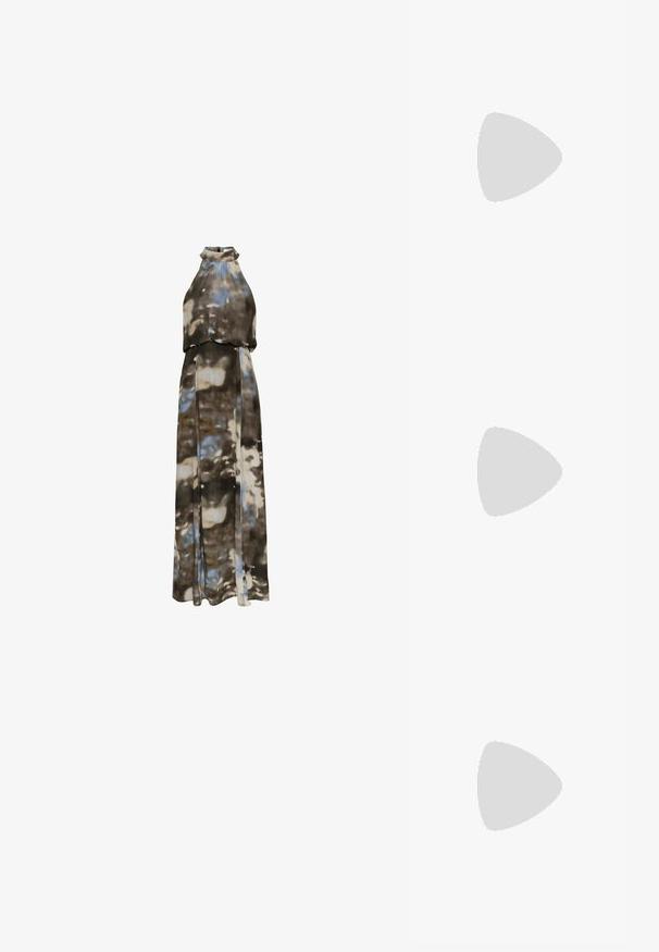 Maxiklänning i en tie-dye-tryck med grå, svart och blå färger. Halterneck och flödande tyg med en avslappnad passform.; Svart lädersandal med spetsig tå, smal hög klack och en dekorativ rosettdetalj. Slät yta och elegant design.; Svart läder tote-väska med en strukturerad design, som har en silverkedjedetalj och dubbla handtag. Inkluderar en avtagbar läderrem.; Guldpläterat halsband med en slät, böjd central accent. Har en flexibel kedja med en kräfta-stängning och ytterligare justerbara kedjelänkar.