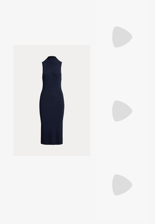 Vestido sin mangas de canalé en azul marino con cuello alto y silueta ajustada, hecho de un material de punto texturizado.; Sandalias planas de color marrón con una plantilla acolchada, que presentan detalles trenzados en beige, blanco y dorado en la correa para un añadido de estilo.; Clutch de cuero dorado metálico con acabado texturizado, que cuenta con una correa de cadena dorada y una correa de hombro desmontable. Logo de la marca grabado.; Pendientes de aro de metal en tono dorado con una forma curva y alargada. Presentan una superficie lisa y brillante y una punta redondeada para mayor detalle.