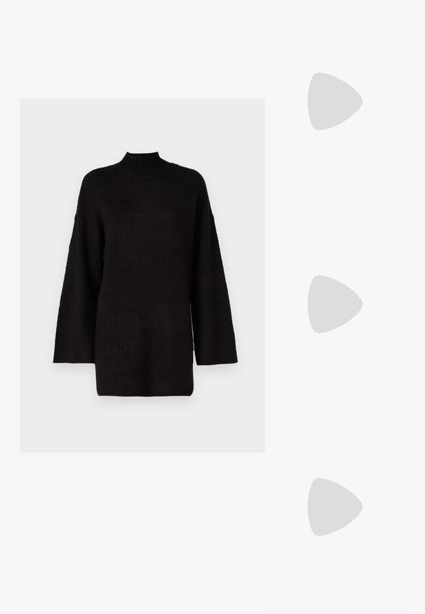 Svart oversized stickad tröja med hög ribbad krage och långa ärmar, med en texturerad tyg för extra visuell intresse.; Svarta läderknähöga stövlar med spetsig tå, platt sula och minimal söm. Slät yta och enkel design utan prydnader.; Svart läderhandväska med en böjd form, avtagbar rem och guldiga detaljer. Väskan har ett lock med en spänndetalj.; Silverfärgade hoopörhängen med en slät, rund design och en polerad yta. De är tunna och lätta, med en enkel spänne.