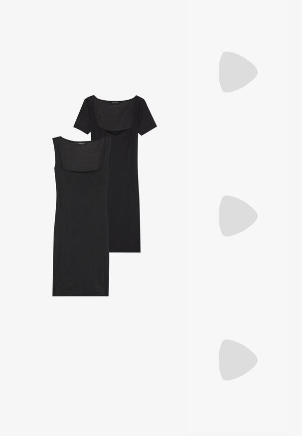 Svart bodycon-kjole med firkantet utringning, korte ermer og ribbet tekstur. To variasjoner: lys svart og dypere svarte nyanser vist.; Sorte slip-on sko med rhinestones, kraftige sorte såler og kontrasterende grå teksturerte sokker. Uformell og særegen design.; Gul faux-krokodille veske med en strukturert design, toppen håndtak, avtagbar kjede stropp, og dekorativ krystallbortsettelse på låsen.; Gullfargede øredobber med teksturerte, bølgete former. Inkluderer skulpturelle klipsstuds og åpen hoop-design med en hamret finish.