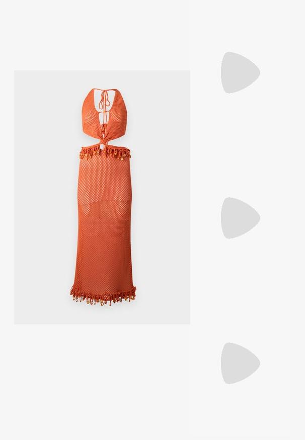 Camiseta gris de corte corto hecha de algodón con mangas cortas. Presenta un gráfico rosa de dos figuras corriendo y el texto "Los corredores no son normales."; Vestido de malla naranja con diseño de cuello halter, que presenta un cierre de lazo y un dobladillo con flecos adornado con cuentas. Ligero y semi-translúcido.; Chancla negra de piel suave, con un diseño de tira delgada y una suela plana de perfil mínimo. Sin patrones ni acentos notables.; Conjunto de doce pendientes de aro en tonos plateados y dorados. Incluye diseños retorcidos, lisos y texturizados en varios tamaños y acabados.