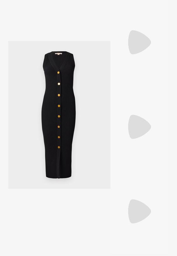 Rochie neagră din tricot cu nervuri, cu decolteu în V, design fără mâneci și butoane aurii pe față, având o siluetă ajustată.; Sandale negre din piele lacuită, cu trei curele, cataramă la glezna și toc stiletto de 10 cm. Prezintă detalii din metal auriu și un charm cu logo.; Geantă neagră din piele, tip crossbody, cu două buzunare frontale, catarame aurii, închidere cu fermoar și o curea subțire. Suprafață texturată și formă rectangulară compactă.; Cercei din aur cu un finisaj lustruit, având un design circular gros și un mecanism de închidere sigur. Textură netedă și aspect strălucitor.
