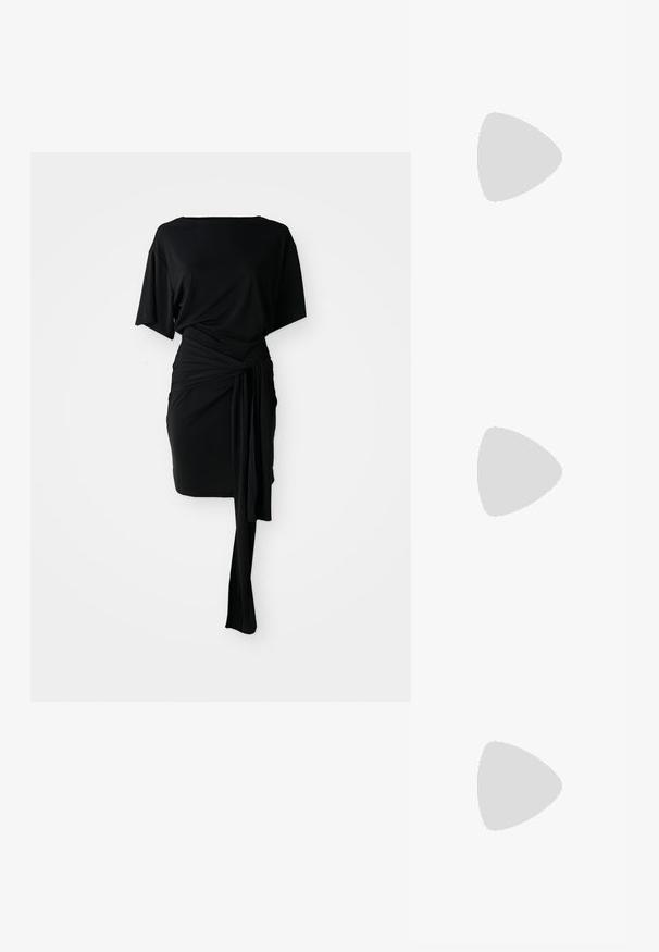 Schwarzes Kleid mit einem locker sitzenden Oberteil, Wickel-Taille und einem drapierten Rock. Gefertigt aus glattem Stoff, mit geradem Schnitt und kurzen Ärmeln.; Schwarze Lederstiefel bis zum Knie mit spitzer Zehe und kleinem Blockabsatz, die eine glatte Textur und eine elegante Silhouette aufweisen.; Schwarze, eckige Sonnenbrille mit grauen Gläsern; aus Kunststoff gefertigt, mit dicken Bügeln, die eine glatte Oberfläche und keine sichtbaren Beschläge haben.; Schwarze Lederhandtasche mit runder Form, zwei oberen Griffen, verstellbarem Schultergurt und silberfarbenen Hardware-Akzenten. Mit einem Logo-Anhänger.