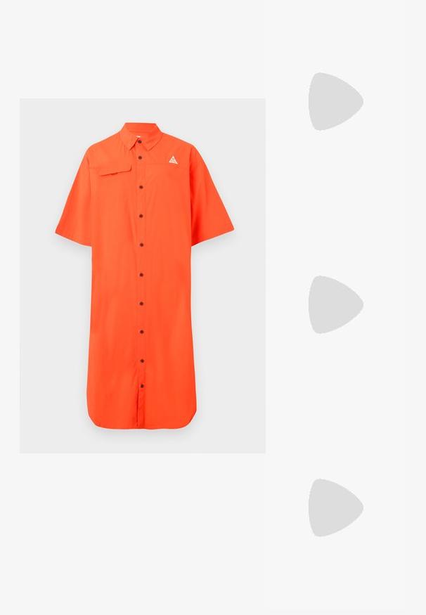 Bluză scurtă cu mâneci lungi, de culoare neagră, dintr-un material texturat cu rigle, având un decolteu larg și o siluetă ajustată, cu un accent subtil al logo-ului mărcii.; Cămașă portocalie cu mâneci scurte, cu un buzunar frontal și logo pe piept. Fabricată dintr-un material ușor, cu o textură netedă.; Pantofi sport albi cu un superior texturat, curea ajustabilă cu Velcro, vârf rotund și o talpă groasă cu un model de rulare distinct.; Ochelari de soare negri în stil cat-eye cu finisaj mat, având un design elegant și colțuri ușor curbe, amplasați pe ținuta întunecată a unui model.; Geantă tote gri cu mânere întărite, buzunar frontal cu fermoar și logo-ul alb Nike swoosh. Fabricată dintr-un material durabil cu o textură netedă.