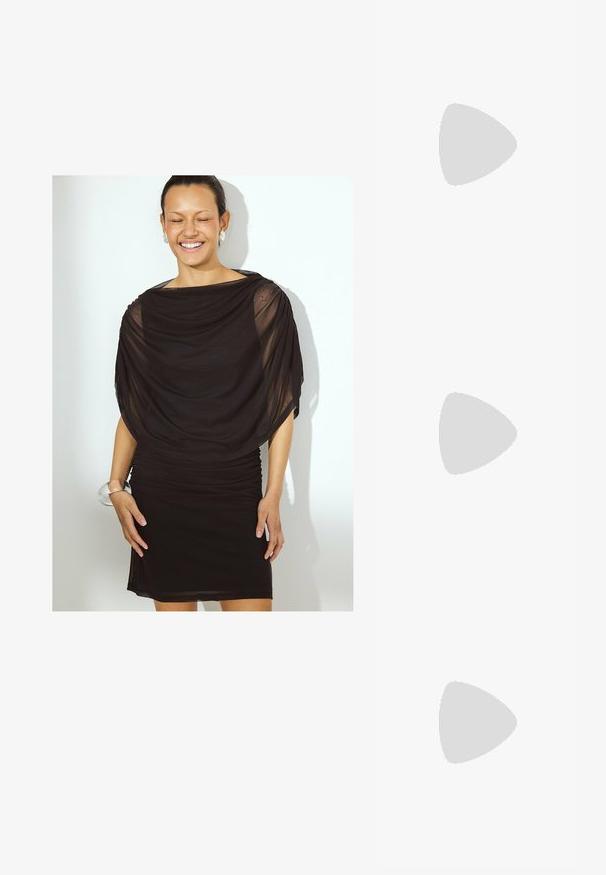 Mustade kleit, millel on pehme, läbipaistev overlay õlgadelt, kroogi detailid vöökohtadel ja tagasihoidlik istuvus. Selge käevõru aksessuaar.; Burgundia terava nina slingback kingad krokodillimillega, madala kontsaga ja kuldse klambriga rihmal. Sile sisemus.; Burgundia tekstureeritud faux nahast klamber, millel on kuldne kett ja metallist sulgur. Ristküliku kujuline, sile viimistlus, minimaalne detail.; Kuldtooni käevõru, millel on ümmargused selged kristallid, mis on paigutatud paindlikku ja omavahel ühendatud disaini, millel on turvaline lukk. Sile, poleeritud viimistlus.