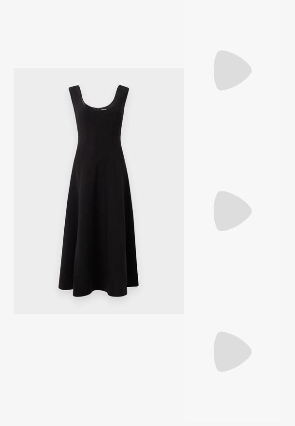 Světle béžová žebrovaná tílko s kulatým výstřihem a bezrukávovým designem. Na přední straně se nachází malé modré logo.; Černé šaty s kulatým výstřihem, bez rukávů a rozšířenou siluetou ve tvaru A. Obsahují vertikální švy pro strukturu.; Černé lakované kožené sandály se třemi pásky, sponou na kotníku a 10 cm jehlovým podpatkem. Obsahují zlaté kovové detaily a logo přívěsek.; Černá kožená kabelka s křivkovým designem, zdobená stříbrnými hřebíky, s přezkou a dvěma bočními kapsami. Nastavitelný popruh pro různé možnosti nošení.