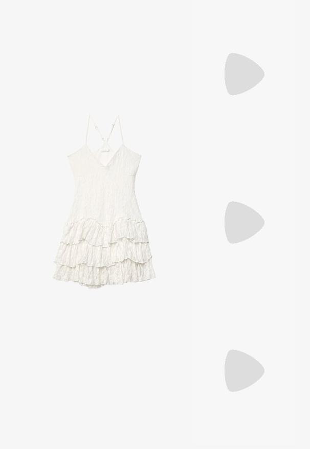 Krótki beżowy sweter dzianinowy z koronkowym wykończeniem na dekolcie i krótkimi rękawami, z falbaniastymi krawędziami na rękawach i dole.; Biała koronkowa sukienka bez rękawów z dekoltem w kształcie V, regulowanymi cienkimi ramiączkami i warstwowym wykończeniem w falbanach.; Beżowe lakierowane buty typu Mary Jane z dwoma regulowanymi klamrami, szpice i niskim obcasem. Gładka faktura z błyszczącym wykończeniem.; Kremowa skórzana torebka w kształcie półksiężyca, z złotymi elementami, czarnymi akcentami oraz odpinanym paskiem. Posiada dodatkowo detal w postaci łańcucha oraz metkę.; Zestaw kolczyków w odcieniu złota składający się z trzech par: teksturowane owalne kolczyki, kolczyki o falistym wzorze i dużych kolczyków w formie kół z nałożonymi żłobieniami.