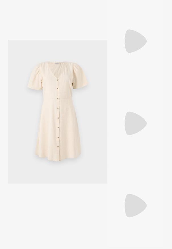 Vaalean beige -värinen mekko, jossa on V-nick, lyhyet puffihihat ja levenevä hame. Mekossa on etunapit ja pehmeä, teksturoitu kangas.; Musta ruskea nahkasaapas nilkkoihin, jossa on terävä kärki, pystysuora uritettu yksityiskohta sivuilla ja keskikorkuinen lohko korko.; DRAGON DIFFUSION SANTA CROCE BIG - Käsilaukku - bordo; Hopeakoru, jossa on pystysuora roikkuva osa ja yksittäinen valkoinen helmi. Muotoilu on tyylikäs, ja pinta on sileä ja kiillotettu.