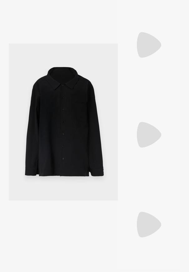 Tumšas purpura krāsas garo piedurkņu blūze, kas rotāta ar toņu pūķa grafiku, taisna piegriezuma, apaļu dekoltē un savilkta piedurkņu maliņa.; Melna garo piedurkņu pogājama krekls ar uzmelšanu un krūšu kabatu, novietots uz balta fona.; Ceļa auguma melni ādas zābaki ar smailu purngalu un šauru stiletto papēdi. Gluda tekstūra ar pieguļošu dizainu un izšuvumiem augšējā malā.; Brūna ādas rokassoma ar izliekta formu, diviem zelta toniem, divām priekšējām kabatām un platu siksnu. Gluda tekstūra ar elegantu apdari.