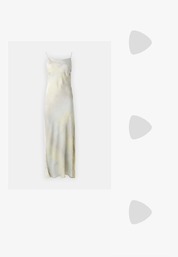 Ärmlös maxiklänning i ljus beige med en pastellfärgad akvarelleffekt, tillverkad av ett mjukt tyg, med avslappnad passform och subtila sidoklipp.; Svarta platta sandaler med korsade remmar och öppen häl design, tillverkade av slätt material, bärs med en flödande olivfärgad kjol på trägolvet.; Svart läderkuvertväska med rektangulär form, slät yta, tunn axelrem och minimalistisk design.; Svart läderkuvertväska med rektangulär form, slät yta, tunn axelrem och minimalistisk design.; Tre metallringar: en roséguld, en guld med texturerade detaljer och en silver, alla med ingraverad märkning på den inre ringen.