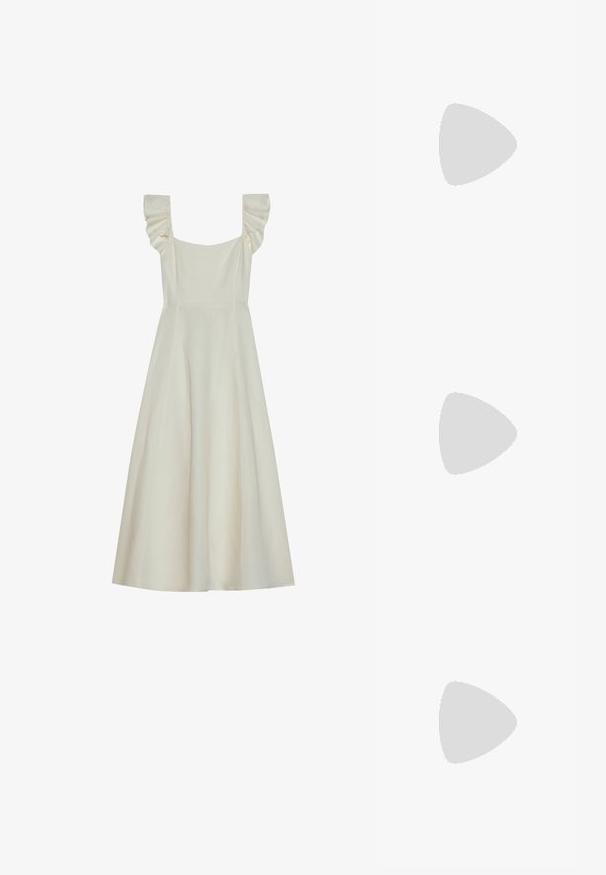 Vestido sin mangas de color crema con escote cuadrado y detalles de volantes en los hombros, que cuenta con un corsé ajustado y una falda acampanada.; Zapato de tacón grueso de piel beige con puntera afilada, ribete negro a lo largo de la abertura y una delgada correa ajustable en la parte trasera con herrajes dorados.; Bolso de mano de cuero crema con forma de media luna, herrajes dorados, acentos negros y una correa desmontable. Cuenta con un detalle de cadena y una etiqueta.; Collar de perlas blancas con perlas de tamaño uniforme, textura suave y un broche de plata que cuenta con una cadena ajustable para personalizar la longitud.