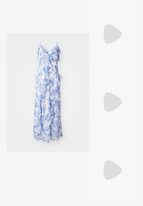 Vit bomull V-ringad t-shirt med korta ärmar, avslappnad passform och etikett nära halsringningen. Slät textur, inga mönster eller detaljer.; Maxiklänning i lätt tyg med blå blommönster på vit bakgrund, med volangdetaljer och tunna axelband.; Svart läderkampsko med rund tå, snörning fram och dragflik vid vristen. Har en tjock gummisula för hållbarhet.; Svart tygväska med en strukturerad, vadderad yta. Rund form, korta, tjocka handtag och en mjuk, flexibel struktur.