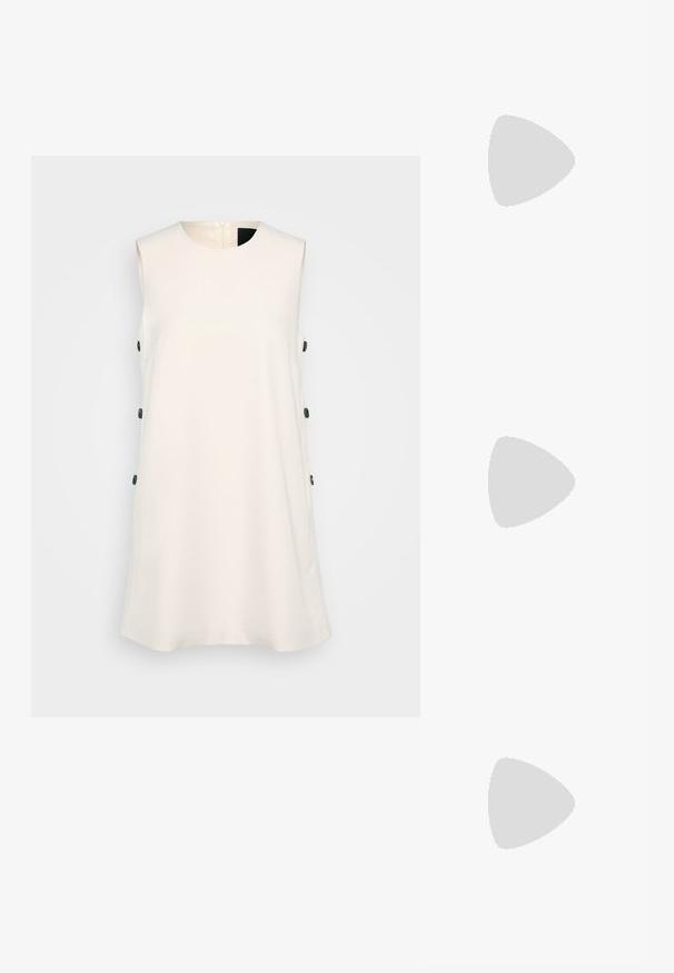 Kätsega valge kleit ümmarguse kaelusega, külgklõpsudega ja sirge siluett. Sile kangas, millel on kerge sära. Selja tõmbluku detail.; Prunned nahkased sandaalid, millel on ristikujuline rihmade disain, tasane tald ja väike ringikujuline detail. Sile tekstuur, minimalistlik stiil.; Mustgamma nahast kott, millel on sile tekstuur, struktureeritud kuju, kaks käepidet ja esiküljel silmapaistev hõbedane pandla detail.; Hõbedased rõngaskõrvarõngad, millel on sujuv, ümmargune disain ja poleeritud viimistlus. Need on õhukesed ja kerged, omades lihtsat klambrit.