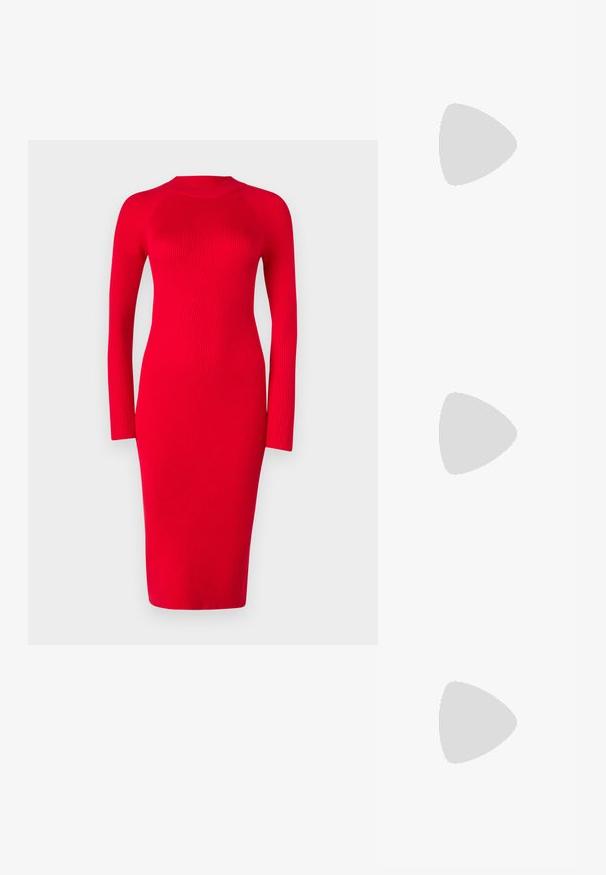 Červené žebrované šaty s dlhým rukávom a stojatým golierom, priliehavého strihu a midi dĺžky; obsahujú textúru a jemný elastický efekt.; Metalické strieborné lodičky Mary Jane s okrúhlou špičkou, členkovým pásikom a blokovým podpätkom, so jemnou textúrou a svetlohnedým interiérom.; Čierne oversized slnečné okuliare s gradientovými sklíčkami, hrubými rámami a zlatým retiazkovým detailom na stranách.; Čierna kabelka so štruktúrovaným tvarom, hladkou textúrou a kovovou sponou. V kombinácii so širokými čiernymi nohavicami a sandálmi s otvorenou špičkou na drevenej podlahe.