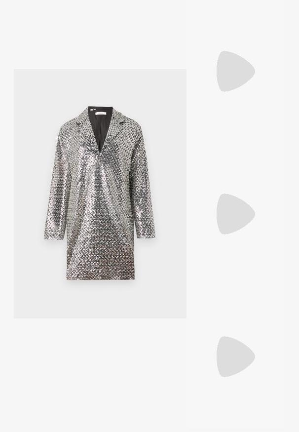 Blazer de lentejuelas plateadas con solapa, mangas largas y forro interior negro. Superficie texturizada con un patrón brillante en todo su diseño.; Zapato de tacón alto de charol blanco con un lado abierto, punta afilada, tira en el tobillo con hebilla y un tacón ancho.; Bolso estructurado blanco con asas cortas y una correa para el hombro, que presenta detalles en dorado y material texturizado, exhibido sobre un fondo gris.; Pendientes aros de plata con un diseño redondo y elegante, que presentan una superficie lisa y sin adornos visibles. Diámetro no especificado.