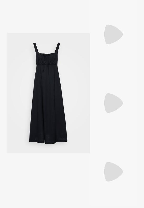 Roze geribde top met korte mouwen en een ronde halslijn, met een golvende zoom. Gemaakt van zachte stof, heeft het een getailleerde pasvorm.; Zwarte, mouwloze maxi-jurk met een getailleerde lijfje, vierkante halslijn en een strikdetail aan de voorkant. Gemaakt van lichte stof, valt tot op de enkel.; Zwarte platte sandalen met gevlochten banden, gouden accenten en een minimalistisch design met een dunne zool en een verstelbare enkelband.; Zwarte cat-eye zonnebril met een matte afwerking, voorzien van grijs getinte glazen, scherpe hoeken en slanke zijarmen. Merkennaam zichtbaar op de binnenarm.; Gouden creolen met een gladde, glanzende afwerking. Circulaire vormgeving met een kleine post en een doorzichtige achterkant voor een veilige draagervaring.