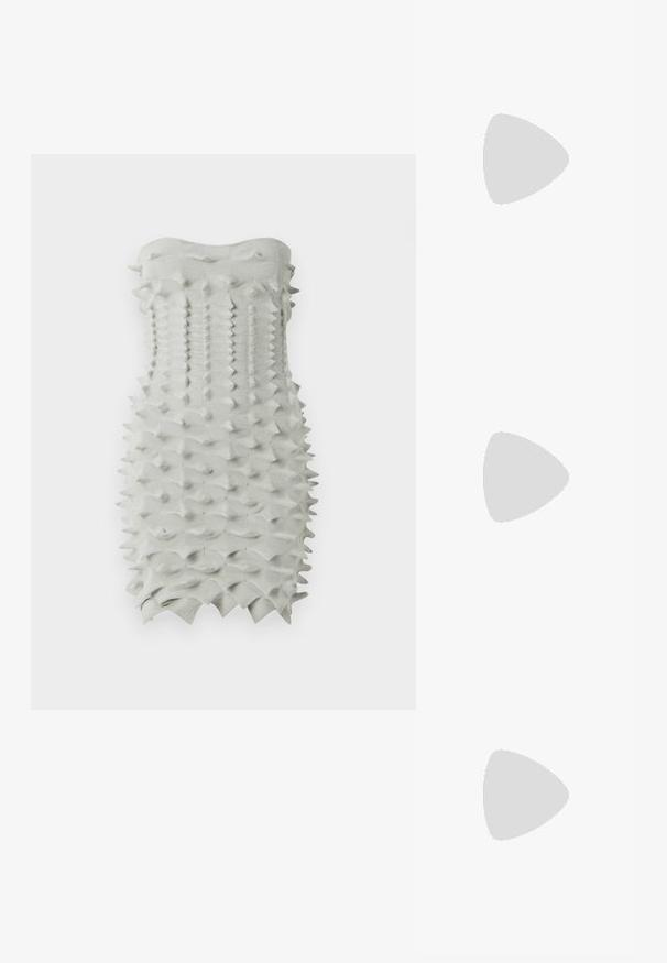 Zwarte, verkorte, langmouwige top van ribstof. Heeft een ronde halslijn en een aansluitend ontwerp, met naadloze randen. Etiket zegt "EDITED."; Strak, strapless jurk gemaakt van textuur, lichtgrijze stof met een geometrisch, spijkerachtig patroon. Glad bovenrand.; Zwarte leren hoge hak pump met een puntige neus en een slanke stilettohak, met een gladde textuur en een minimalistisch ontwerp.; Schildpad zonnebril met oversized rechthoekige monturen, gradient lenzen en gouden logo accent op de arm. Glad plastic materiaal.; Zwarte leren handtas met een geraffineerde bovenkant, twee schouderbanden, gouden hardware en een centrale ronde accent. Gladde textuur, compacte vorm.; Mango Armband - gold-coloured