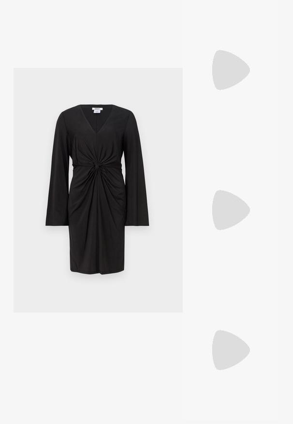 Vestido negro con mangas largas, escote en V y detalle de torcido recogido en la cintura. Tejido suave con una silueta ajustada.; Zapato negro de piel con tiras traseras y puntera redondeada, que presenta una punta brillante y un acento dorado en la correa, asegurado con un pequeño tacón cuadrado.; Bolso de mano negro con dos asas cortas y una correa de hombro removible. Material suave tipo cuero con cierre de cremallera y detalle del logo.; Pendientes de aro pequeños con un borde exterior dorado y una superficie interior plateada brillante y reflectante, mostrados uno al lado del otro sobre un fondo blanco.