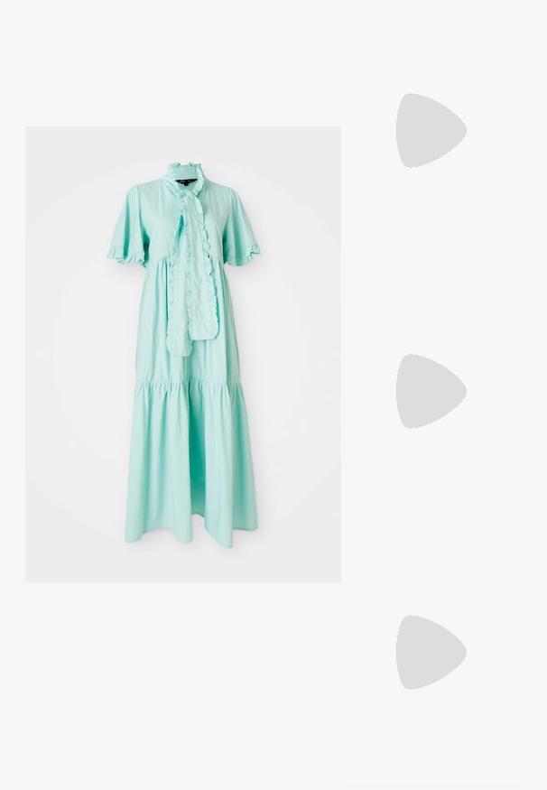 Top sans manches rose clair avec des détails en dentelle, col rond et une patte de boutonnage avec cinq boutons sur le devant.; Robe vert menthe en tissu léger, dotée de manches courtes, de détails volants, d'un col haut et d'une jupe à volants.; Ballet plat métallisé argenté avec un bout pointu, une bride à la cheville avec boucle réglable, une surface texturée et une semelle noire minimaliste.; Boucles d'oreilles en argent présentant deux formes en goutte d'eau et deux formes arrondies, toutes avec une surface polie et réfléchissante et une texture lisse.