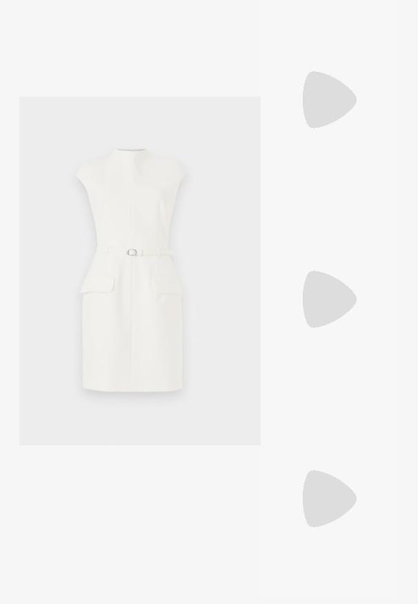 Bílé šaty bez rukávů s vysokým výstřihem, předním páskem, dvěma předními kapsami a přiléhavým střihem. Vyrobeno z hladké, strukturované látky.; Černý lodička se zavazováním na patě z lakované kůže, s špičatou špičkou, úzkým jehlovým podpatkem a nastavitelným páskem s logem v bílé barvě.; Černý kožený taška na šňůrku s hladkým povrchem, staženým vrchem a jemnými zlatými detaily. Obsahuje jeden pevný popruh a embosované logo.; Zlaté kroužkové náušnice s hladkým, zakřiveným designem. Vyrobené z kovu, mají elegantní povrchovou úpravu a uzávěr s hrotem.