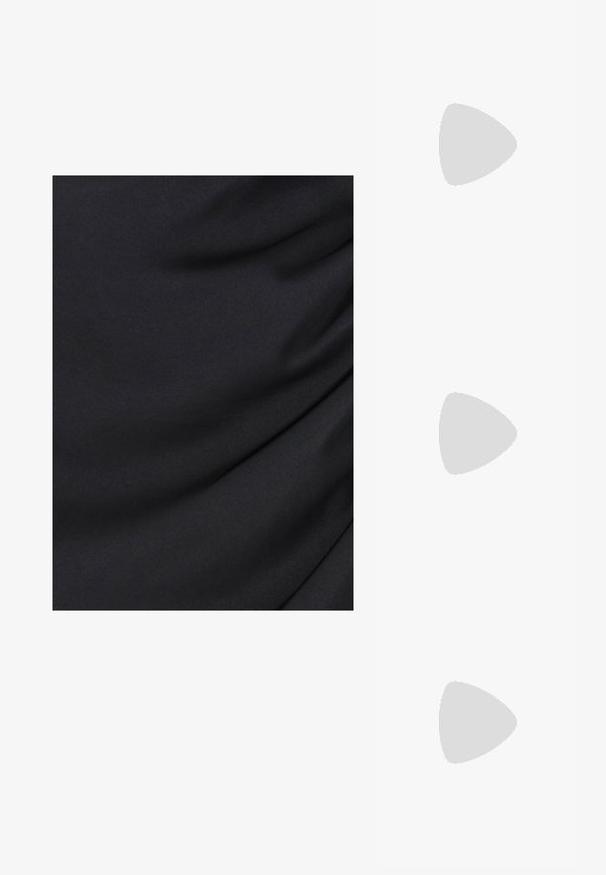 Melnā auduma gluda, nedaudz teksturēta virsma, kas piedāvā maigas pilienus un maigus krokus, radot plūstošu izskatu.; Burgundijas krāsas patentēta āda augstpapēžu kurpe ar smailu purngalu, potītes siksniņu un 10 cm augstu stiletto papēdi. Gluda tekstūra un minimālais dekoru skaits.; Zelta metāla somiņa ar atloku aizdari, gludu tekstūru un noņemamu ķēdes siksniņu. Priekšpusē ir taisnstūra zelta akcenti.; Zeltīti metāla auskari ar gludu, izliekta dizaina. Ar atšķirīgu smailu formu, pulētu virsmu un eņģu aizdari.