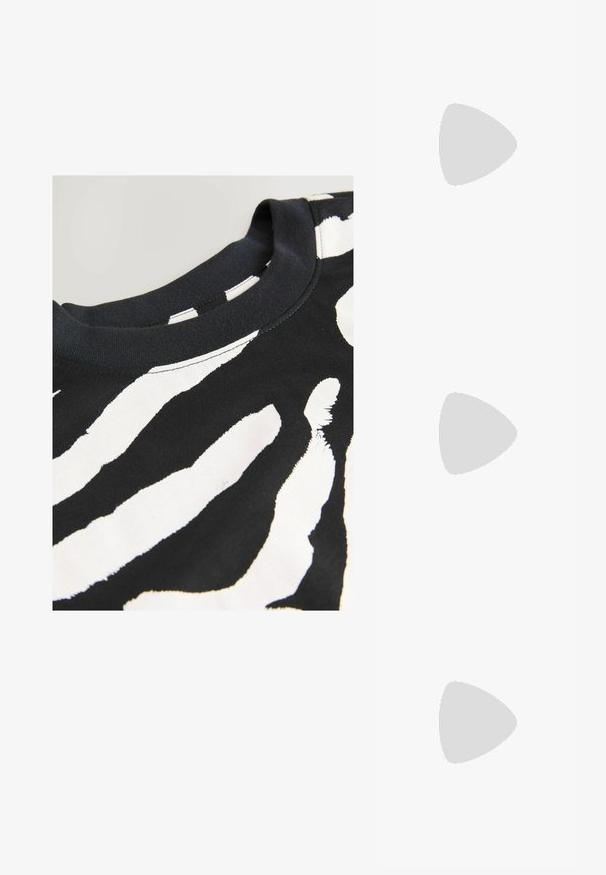 T-shirt noir avec un motif de rayures zébrées blanches audacieux, encolure ronde, manches courtes et texture en coton doux.; Bottes en caoutchouc blanches jusqu'aux genoux avec une semelle épaisse et des panneaux élastiques sur les côtés. Elles sont dotées de languettes en haut pour un enfilage facile. Texture lisse.; Lunettes de soleil noires avec un design élégant et enveloppant, verres teintés sombres et montures en plastique brillant. Le nom de la marque figure sur la branche.; Sac hobo en cuir noir avec une texture douce et brillante et un haut ouvert arrondi. Dispose d'une large sangle courbée pour le transport. Pas de matériel visible.