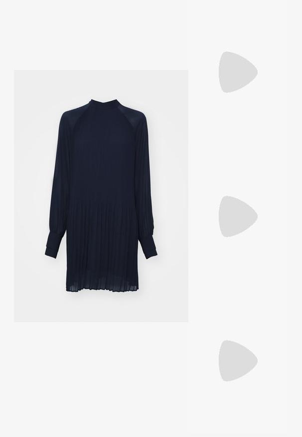 T-shirt in cotone blu navy con maniche corte, scollatura rotonda e un piccolo logo testurizzato sul petto. Design minimalista e texture liscia.; Abito lungo blu navy con maniche lunghe, texture plissettata, colletto alto e polsini con bottoni. Tessuto morbido e silhouette fluida per una vestibilità rilassata.; Décolleté in pelle nera con punta appuntita, tacco kitten basso, texture liscia e un sottile accento dorato alla base del tacco.; Orecchini a cerchio in metallo argentato con una superficie liscia e lucida e un design strutturato e arrotondato. Presentano una chiusura a cerniera per un indosso sicuro.