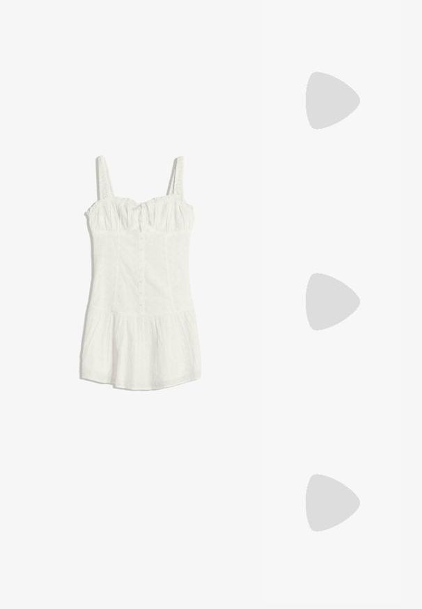 Bela brezrokavna obleka z očesno tkanino, spredaj na gumb, z nabranim dekoltejem, oprijetenim pasom in razširjenim robom krila.; Modri moldani natikači s širokim trakom, ravnim podplatom in nizko blokasto peto. Gladka, sijajna površina z minimalističnim dizajnom.; Sončna očala iz želvosliva z debelimi okvirji, rahlo ukrivljenimi nogicami in gladko teksturo. Imajo klasičen dizajn z sijočim finišom.; Rjava usnjena torba z dvema ročajema, okroglo obliko, zlatim okovjem in osrednjim detajlom z zaponko. Gladka tekstura z izvezenimi detajli.