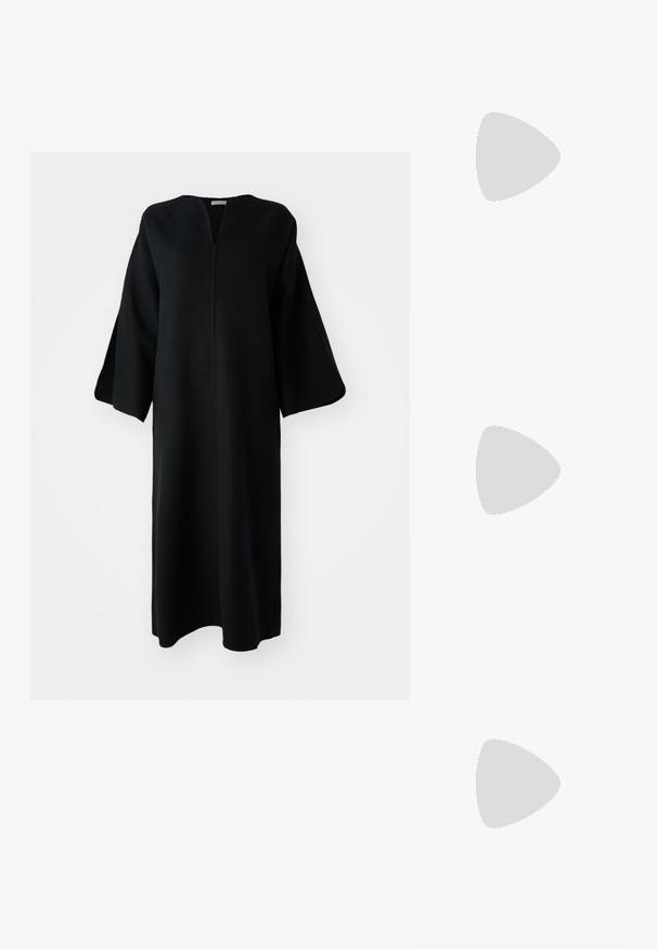 Dolga črna obleka z širokimi rokavi in V-izrezom, prikazana na beli podlagi.; Črne slingback pete z ostrim nosom, iz gladke usnjene materiala in s prefinjenim, minimalističnim oblikovanjem. Visoka stiletto peta.; Črna ročno vsebovana torbica iz usnja z reliéfom krokodila, z oblikovanim dizajnom, zgornjo ročajem, prilagodljivo zanko in izstopajočim logotipom spredaj.; Broška z zlatim odtenkom, ki se ponaša s zankastim dizajnom, gladkimi, ukrivljenimi linijami in zapleteno obliko, ki odseva poliran zaključek.