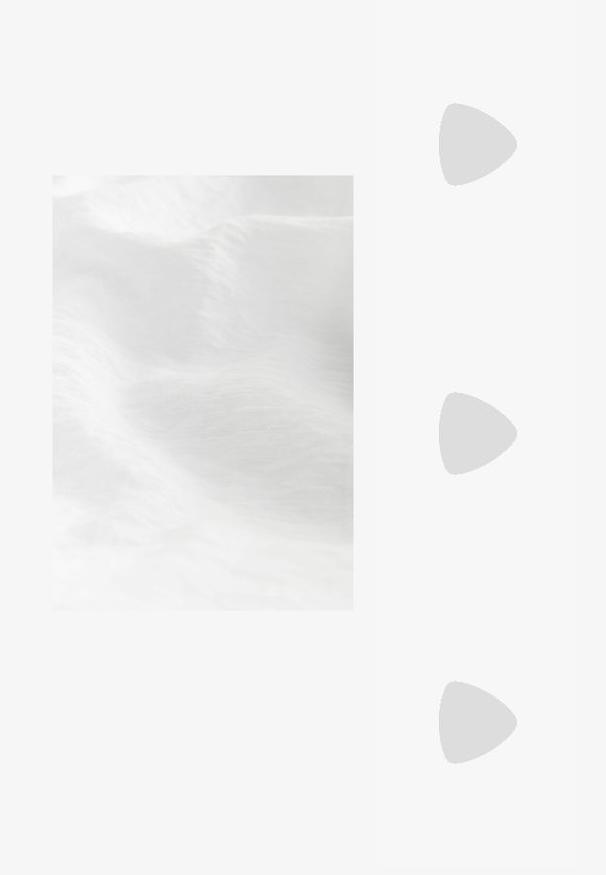 Tissu blanc texturé avec des vagues douces et des variations subtiles, offrant une qualité légère et aérée. Pas de motifs ou de matériaux visibles.; Escarpins blancs à talons hauts, à bout pointu et surface mate lisse. Dotés d'un talon élancé et d'un intérieur nude. Design minimaliste.; Lunettes à monture ovale noire avec des accents translucides violets sur les verres. La monture a une finition mate et des branches fines et droites.; Sac à main en cuir noir avec une forme courbée, une seule sangle, fermeture éclair et un logo discret à l'avant. Texture lisse, design minimaliste.