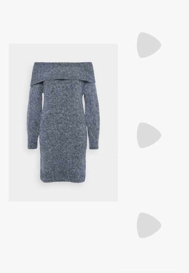 Robe en tricot gris foncé avec un décolleté asymétrique, des manches longues et un motif texturé sur l'ensemble.; Chemise blanche courte à col pointu, à manches longues et à texture lisse. Comprend une patte de boutonnage à l'avant avec des boutons assortis.; Botte noire montante en cuir lisse avec des panneaux latéraux élastiques, semelle plate-forme épaisse et texture striée à la base.; Sac à main beige en matériau souple, avec un design décontracté, des détails cousus et deux poignées. Idéal pour un usage quotidien.
