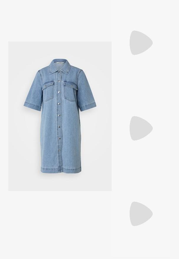Svetlo modra denim obleka s kratkimi rokavi, gumbnim zapiranjem spredaj, dvema žepoma na prsih in ovratnikom. Gladka tekstura, do kolen.; Črne zamškaste sandale s peto visoko z platformo, z naramnicami okrog gležnja in srebrnimi dodatki, odprtimi prsti ter gladko teksturo.; Črna usnjena torbica s ukrivljeno obliko, z odstranljivo naramnico in zlatimi dodatki. Torbica ima pokrov s podrobnostmi v obliki zaponke.; Zlato obarvan kovinski zapestnica s tekočim, ukrivljenim dizajnom. Ima majhen, izstopajoč srebrn poudarek na enem koncu.
