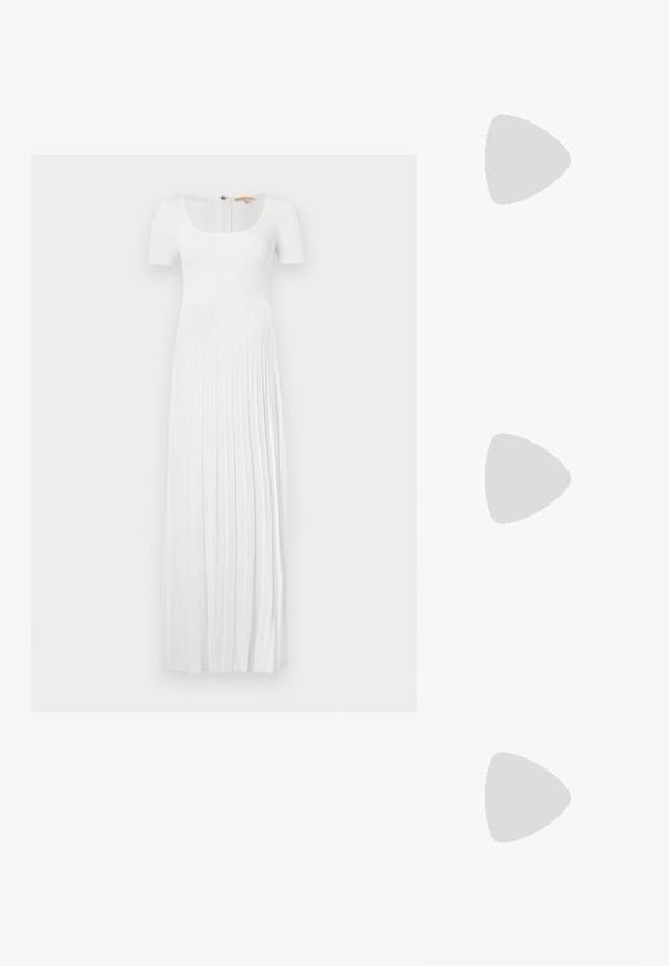 Abito lungo bianco a costine con scollo quadrato e maniche corte. Presenta pieghe verticali e una chiusura con zip sul retro. Texture morbida.; Scarpe nere con tacco alto, dal design a punta e texture liscia in pelle. Indossate con pantaloni su misura di un vivace colore rosa.; Clutch bag in pelle nera con tracolla in catena dorata, caratterizzato da una superficie liscia, forma rettangolare e branding in rilievo sul davanti.; Orecchini a goccia in perle con superficie lucida, dotati di chiusura a leva argentata e perle bianche rotonde. Design semplice e classico.