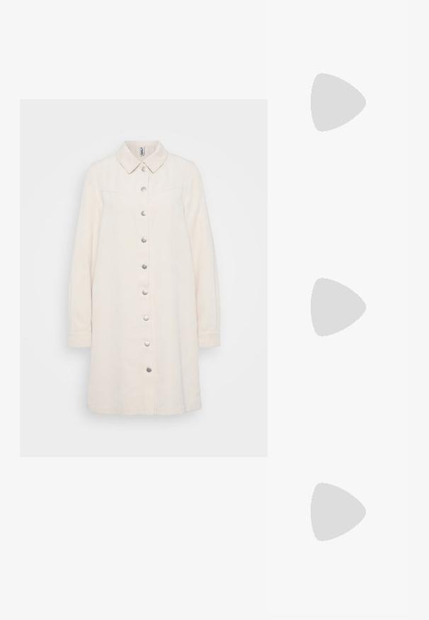 Gaiši beidzis korduroja kleita ar pogām un apkakli, garām piedurknēm, vertikāli ripinātu tekstūru un metāla spiedpogu aizdari priekšā.; Melnas patentētās ādas loafers ar masīvu zoli, ar dekoratīvām sudraba detaļām. Apvienoti ar caurspīdīgām zeķēm ar punktiņiem līdz potītei.; Melna ādas crossbody soma ar gludu faktūru, taisnstūrveida formu un metalizētu ķēdes detaļu priekšā. Iekļauta regulējama siksna.; Sudraba riņķa auskari ar elegantu, apaļu dizainu, kas izceļas ar gludu virsmu un bez redzamām rotājumām. Diametrs netiek norādīts.