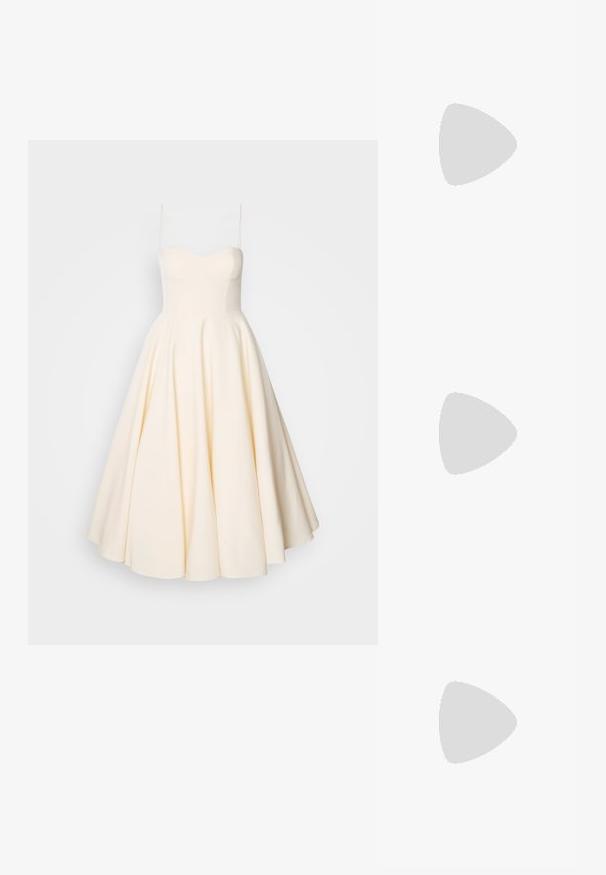 Kreminė A-formos be petnešėlių suknelė, turinti prigludusią bodice, platų sijoną ir glotnią tekstūrą. Paprastas ir elegantiškas dizainas be raštų.; Juodas lakinės odos aukštakulnis batelis su smailiu priekiniu kampu, kulkšnies dirželiu ir plonu stileto kulnu. Lygi tekstūra su blizgiu paviršiumi.; Balta odinė rankinė su išlenkta forma, su reljefiniu "CK" logotipu priekyje ir viena petneša. Užtrauktuko uždarymas viršuje.; Aukso žiediniai auskarai su tekstūruotu dizainu ir trimis skaidriais kristalais vienoje pusėje, suteikiantys modernią geometrinę estetiką.