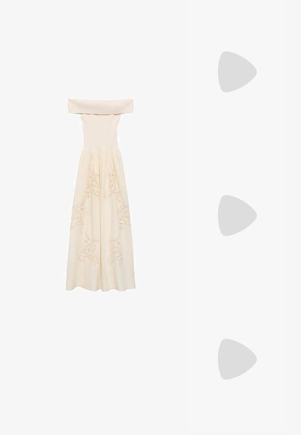 Off-shoulder klänning i krämfärgat, tillverkad av lätt tyg, med en figursydd topp och en flödande kjol med broderade blommotiv.; Beige klacksandaler med öppen tå och ett brett band över framdelen. Har en justerbar vristrem och en kraftig klack. Slät textur.; Rosa syntetisk axelväska med en böjd form, slät yta, avtagbar kedjesnodd och en cirkulär logotypdetalj på framsidan.; En stapel med två ringar; den översta är bärnstenfärgad med virvlar, och den nedersta är ljusbeige; båda är släta och glansiga i resin.