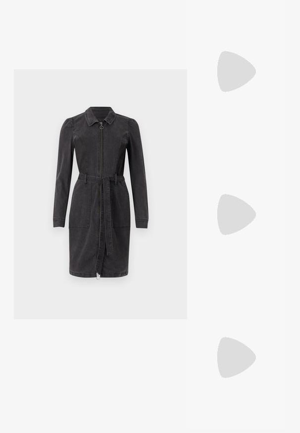 Svart denimkjole med krage, lange ermer, glidelås foran og belte i midjen. Har to lommer foran og en rett kant.; Svarte ankelstøvler med tykk såle, laget av glatt lær, med elastiske sidepaneler og stablehæl, kombinert med mørke denimbukser.; Denim skulderveske med plisserte detaljer, blå farge, sølv nagler langs kantene og en teksturert stropp.; Sølv dråpeøreringer med flere klare rhinestones, med et kaskadedesign og teksturerte overflater, satt mot en nøytral bakgrunn.