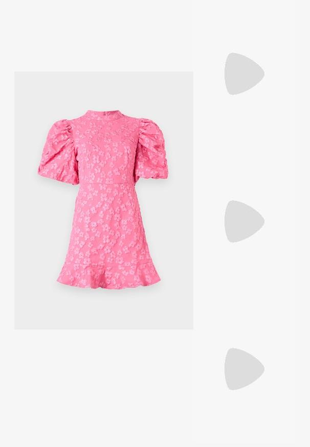 Vero Moda VMFIA SHORT - Vestido informal - pink cosmos; Steve Madden KARI - Tacones - white; Gafas de sol de carey marrón con una forma vintage de ojo de gato y lentes marrones. Presentan brazos curvados con acentos rojos.; Aretes de aro de oro con un acabado suave y brillante. Diseño circular que presenta un pequeño post y un respaldo transparente para un uso seguro.