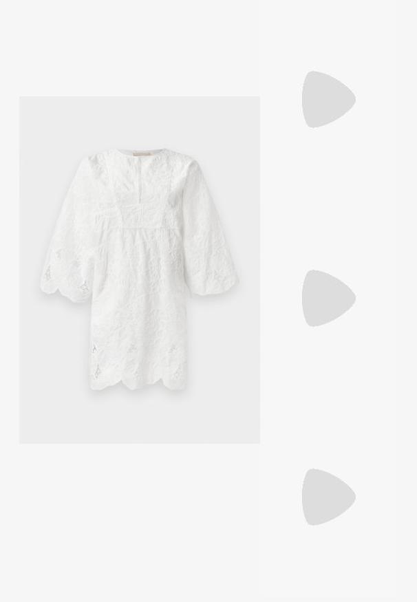Vit spetsklänning med trekvartslånga ärmar, scallopade fållar och blommig broderi genom hela. Funktioner en rund halsringning och en delikat textur.; Casadei JULIA INTERSTELLAR  - Sandaletter - glass/platino; CHLOÉ CARLINA OVERSIZED ROUND METAL SUNGLASSES - Solglasögon - gold-coloured/brown; Vävd väska i brunt och gult, med rektangulär form, två handtag och en texturerad yta med synliga sömmar och ett varumärkesmärke.; Vävd väska i brunt och gult, med rektangulär form, två handtag och en texturerad yta med synliga sömmar och ett varumärkesmärke.