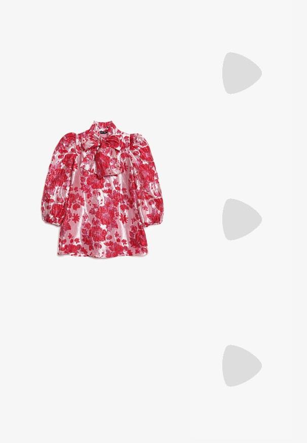 Rød blomsterbluse med pufærmer, høj hals og sløjfedetalje. Fremstillet i skinnende stof med mønster af store blomster på pink baggrund.; Hvide sneakers med sølvdetaljer, mesh-materiale og chunky design. Parret med hvide sokker med sorte chevronmønstre.; Sort læder skuldertaske med rund form, glat finish og sølv hardware. Person iført sorte brede bukser og nitter loafers.; Guldtonede metaløreringe med en glat, rund trekantet form og post-back design; reflekterende overflade med minimal detaljer.
