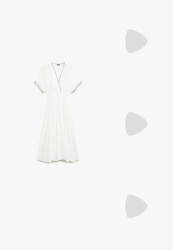 Zwart langemouwen top met een hoge hals en gevederde accenten op de manchetten, gecombineerd met een hoge taille zwarte rok met grote knopen.; Witte, gelaagde jurk van gekreukt stof met een diepe V-halslijn en korte mouwen. Kenmerkt zich door zwarte rand langs de halslijn en mouwranden.; Bruine leren slip-on sandalen met een platte zool, voorzien van een brede band en witte geometrische accenten voor een minimalistisch ontwerp.; CHLOÉ CH0289S - Zonnebril - havana/green; Gevlochten bruine leren handtas met ronde vorm, dubbele bovenhandvaten en een gladde textuur; kenmerken subtiele stitching voor ontwerpdetaillering.