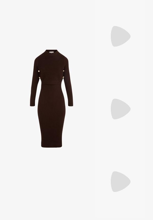 Robe en tricot brun côtelé avec un col montant, silhouette ajustée et boutons dorés sur la poitrine, longueur mi-mollet.; Sandale noire à talons hauts avec des fines lanières ornées de bijoux et une boucle au niveau de la cheville. Matériau en daim, bout ouvert et silhouette fine et pointue.; Sac à main noir à la forme structurée, texture lisse et fermoir métallique. Associé à un pantalon noir ample et des sandales ouvertes sur un sol en bois.; Boucle d'oreille en métal doré avec un design élégant et courbé. Présente une forme conique distinctive, une surface polie et une fermeture à charnière.