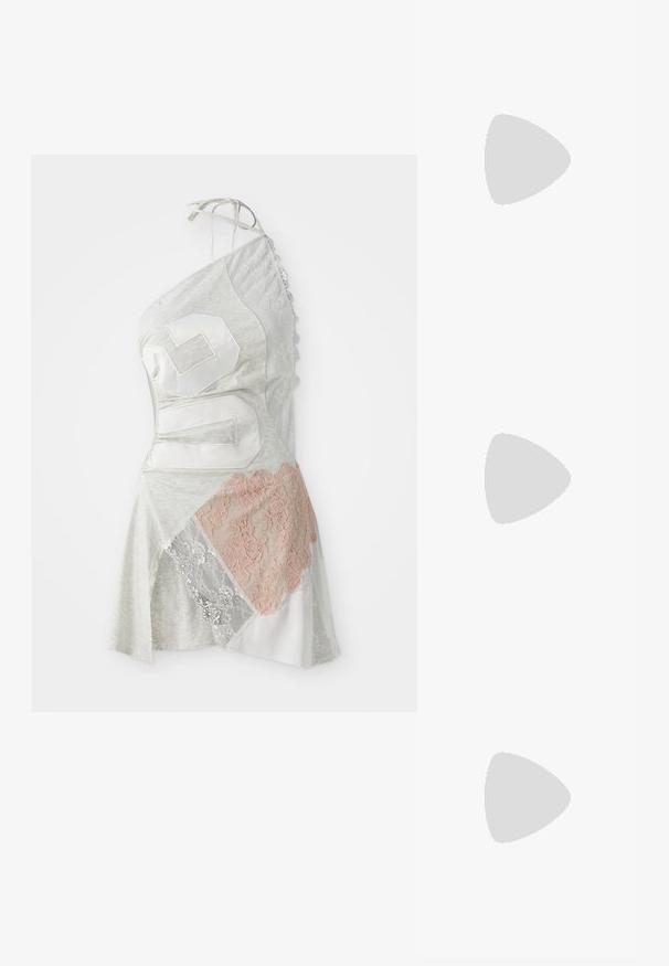 Il vestito asimmetrico presenta un tessuto grigio con un design a patchwork, inclusi dettagli in pizzo bianco e rosa pallido, e un grande numero bianco 26.; Top halter marrone con profondo scollo a V e design avvolgente, caratterizzato da motivi floreali e tessuto testurizzato; si lega in vita.; Stivali neri in pelle al ginocchio con suola spessa, caratterizzati da una chiusura a lacci, occhielli metallici e cuciture gialle a contrasto.; Occhiali trasparenti marroni di grandi dimensioni con lenti rettangolari e aste sottili. Angoli angolati e leggermente arrotondati con accenti di hardware visibili.
