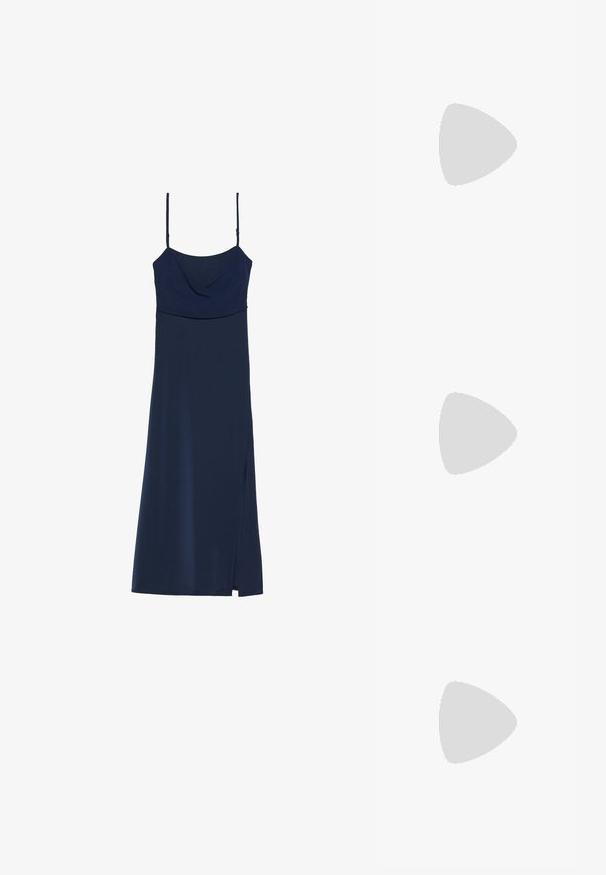 Námornícky modré bezrukávové šaty s výstrihom do cowl, rovný strih a bočný rozparok. Vyrobené z hladkej látky s tenkými nastaviteľnými ramienkami.; Zlaté kovové sandále na vysokom podpätku s popruhom okolo členka, dvoma úzkymi prednými pásmi a blokovým podpätkom. Obsahuje dekoračné ozdoby.; Zlatá textúrovaná kabelka s zakriveným tvarom a krátkou rukoväťou, ktorú drží osoba oblečená v čiernej plisovanej sukni a čiernych kožených cowboyských čižmách.; Zlaté kruhové náušnice s hladkým, zaobleným dizajnom. Tenké a ľahké, s nepřerušeným okruhom bez akýchkoľvek ozdôb.